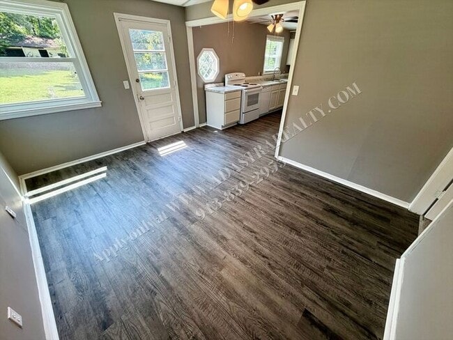 Building Photo - Cute 3 Bed 1 Bath in Raytown-Available NOW!!