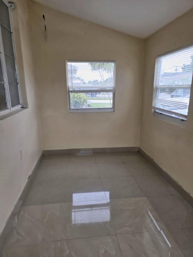 Building Photo - 547 W 4th St