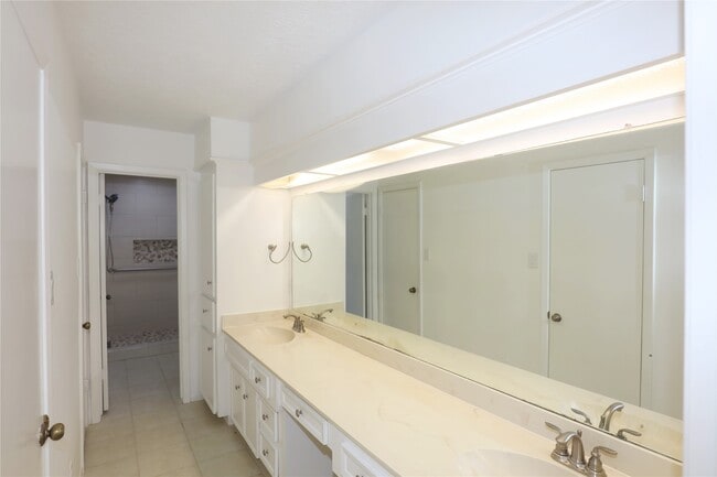 Building Photo - 2210 Shadowbriar Dr
