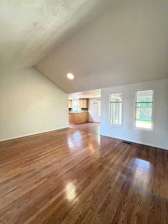 Building Photo - Immaculate 3 bedroom, 2 bath home in desirable Medford Neighborhood!