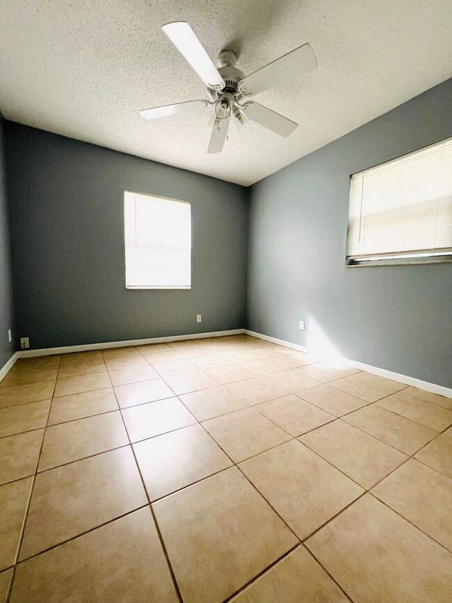 Building Photo - Central Tampa 3Br - Section 8 Welcome!