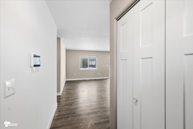 Building Photo - 3 BEDROOM | 2 BATHROOM | ACROSS FROM SCHOOLS