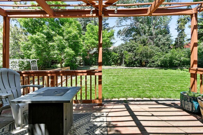 Building Photo - Fabulous 4 BR 3 bath home with fenced back...