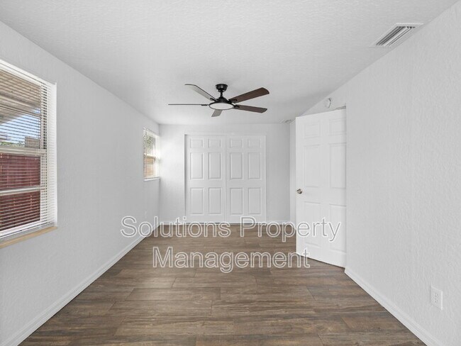 Building Photo - 2033 Robinhood Dr