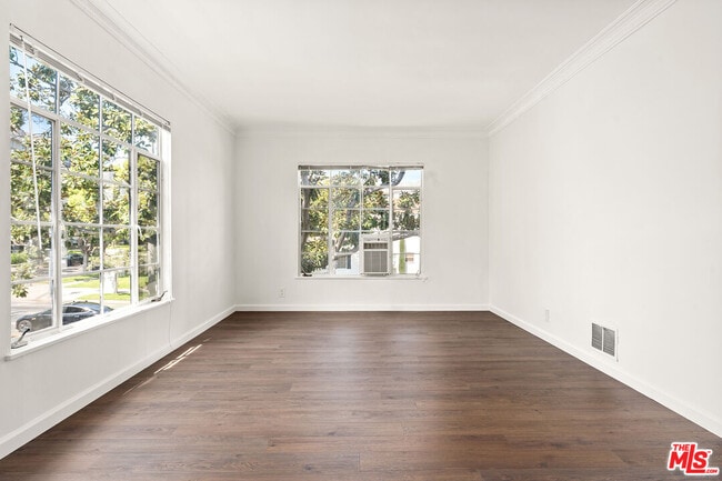 Building Photo - 9214 Beverly Blvd