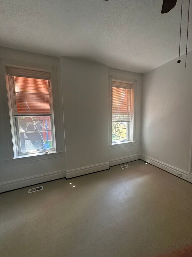 Building Photo - Amazing 2 Bedroom 1 Bathroom Home