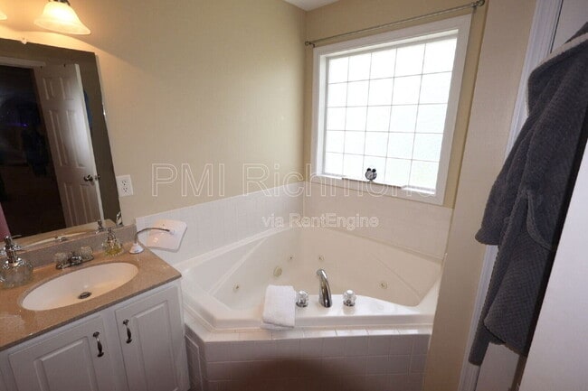 Building Photo - 7238 Ancient Oak Dr