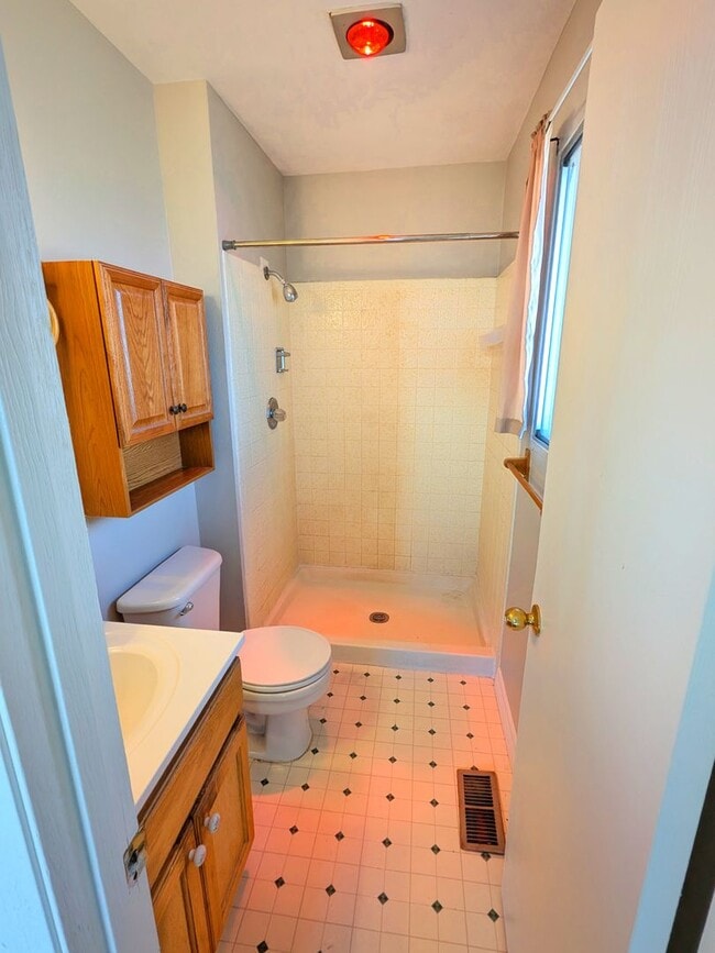 Building Photo - 5 Bedroom Three Bath, Great Location