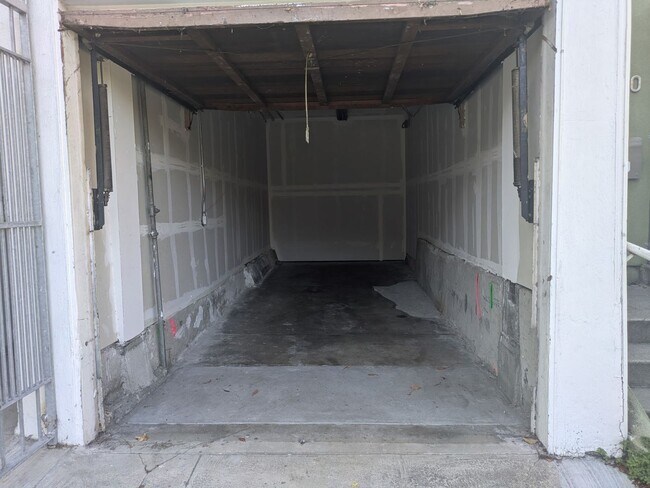 Building Photo - 632