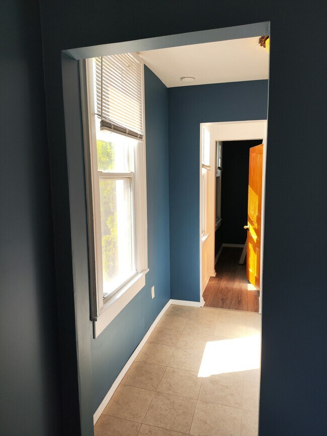 Building Photo - 104 S Tecumseh St