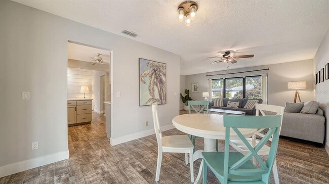 Building Photo - 2291 Pine View Cir