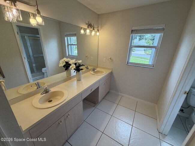 Building Photo - 1305 Ambra Dr