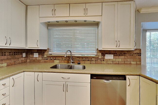 Building Photo - 3918 Forest Village Dr