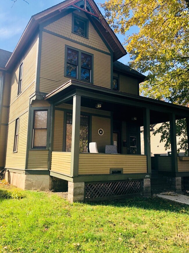 Building Photo - 507 Oak St