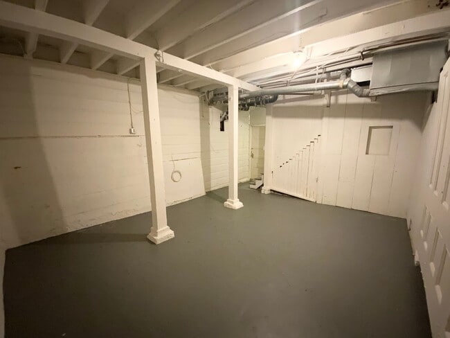 Building Photo - 1BR W/ Large Private Basement Space! HARDWOOD! LAUNDRY ON-SITE!