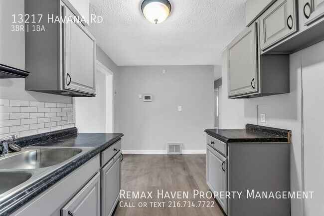 Building Photo - 13217 Havana Rd, Garfield Hts - Spacious 3...