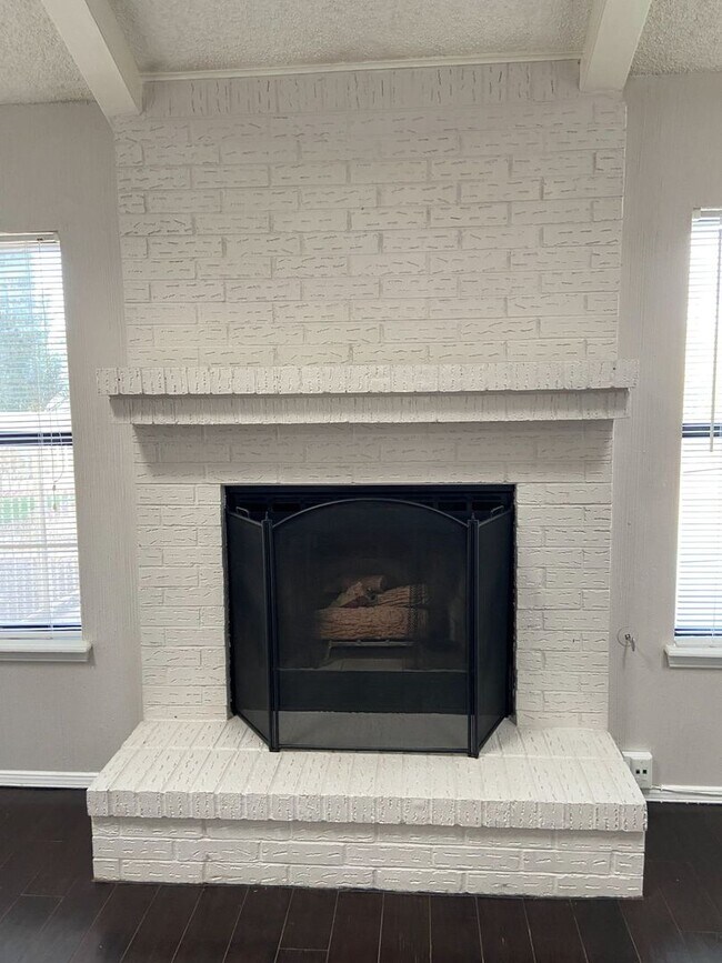 Building Photo - Home For Rent