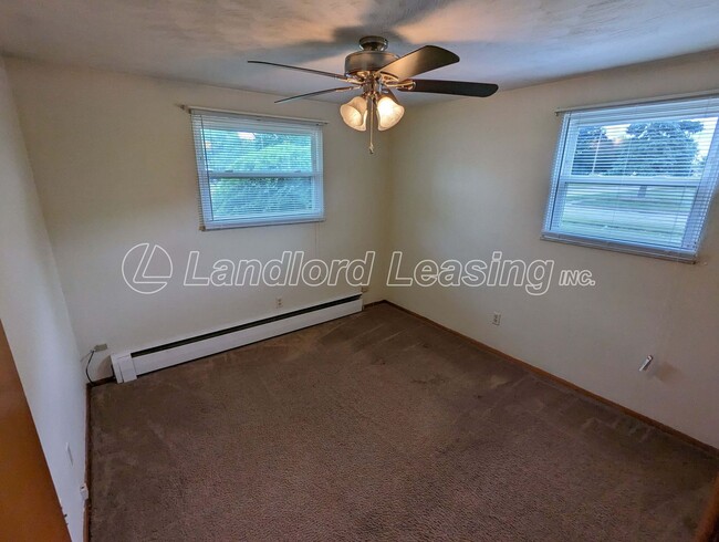 Building Photo - Charming Ranch Duplex with Attached Garage!