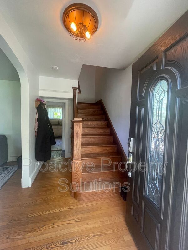 Building Photo - 528 Lindbergh Avenue