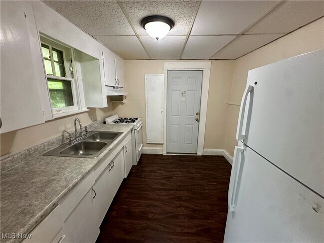 Building Photo - 1248 Pondview Ave