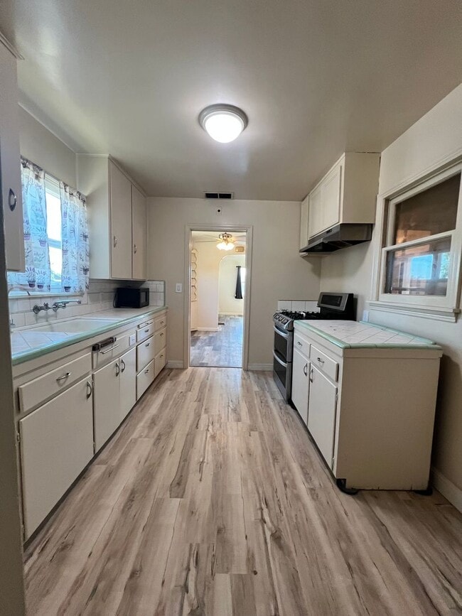 Building Photo - Madera home for rent- corner lot with solar