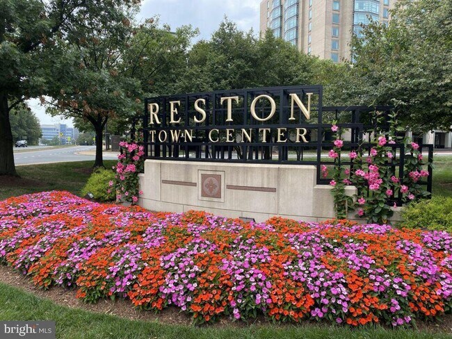 Building Photo - 1984 Crescent Park Dr