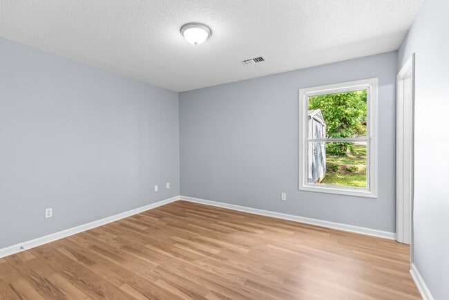 Building Photo - Beautifully Renovated 3 Bedroom 2 Bath Hom...