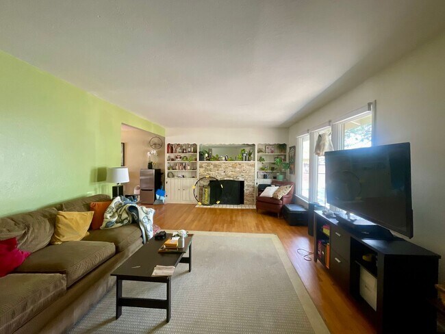 Building Photo - Expansive 5-bedroom, 2.5-bath home with incredible mountain views!