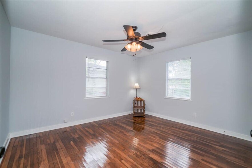 Master BR - 812 Glencrest Ln