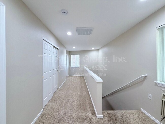 Building Photo - 3986 SW Pinewood Way