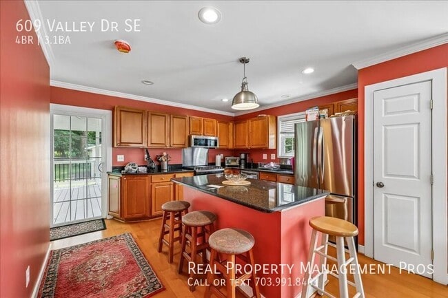 Building Photo - 609 Valley Dr SE