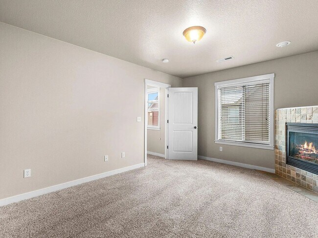 Building Photo - Charming 3 Story Townhome with AC