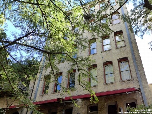 Building Photo - 221 Losoya St