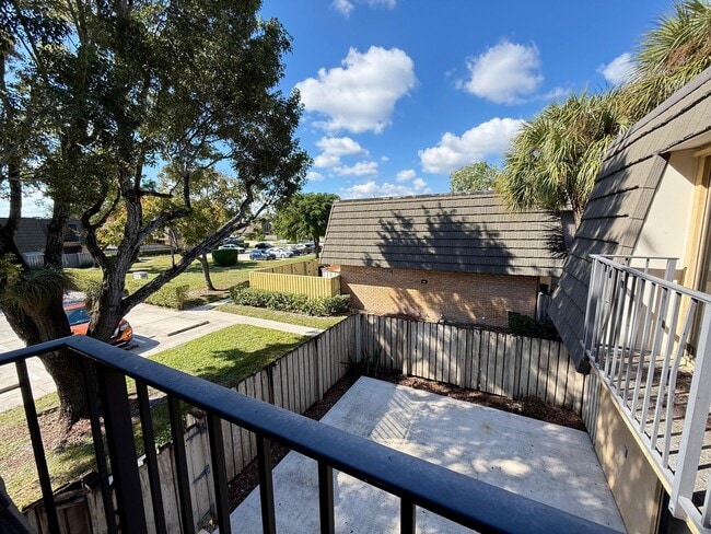 Building Photo - 810 8th Way