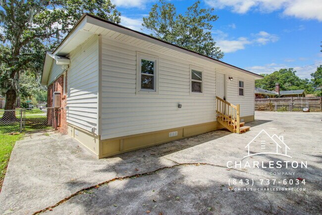 Building Photo - 816 E Estates Blvd