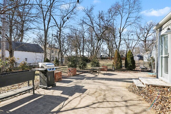 Building Photo - Remodeled 2 Bedroom 1.5 Bath - Overland Park