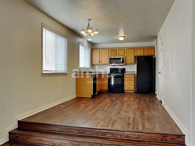 Building Photo - 468 E 1480 N