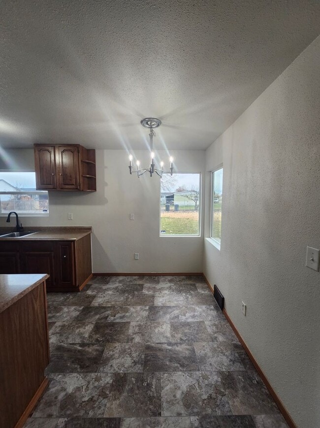 Building Photo - Charming 3-bedroom, 1-bathroom home located in the vibrant community of Pasco, WA.