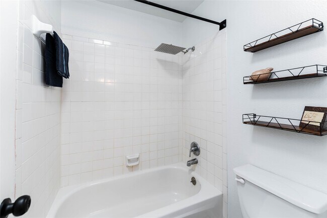 Building Photo - 13911 Hollowgreen Dr