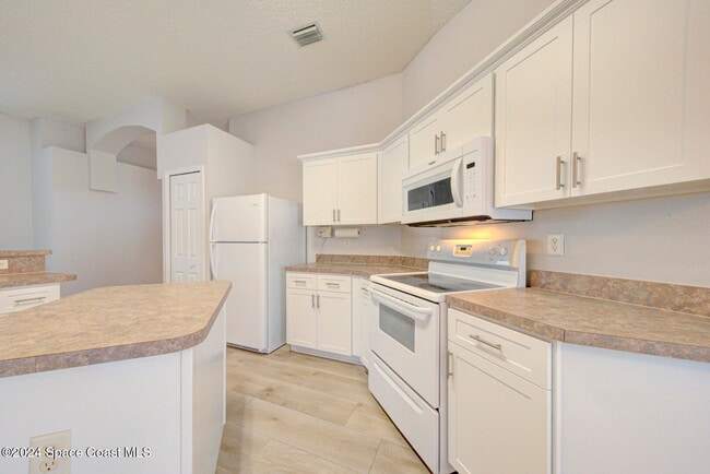 Building Photo - 1085 Sedgewood Cir