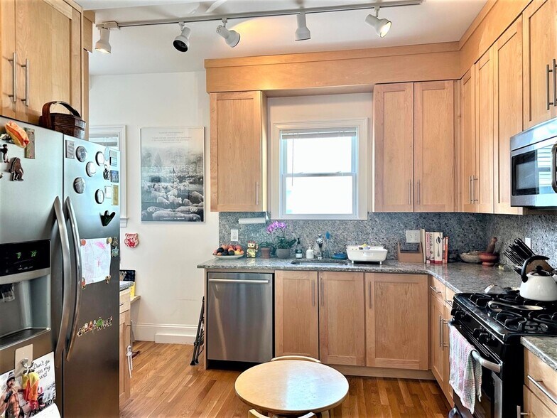 Building Photo - 20 Concord Ave