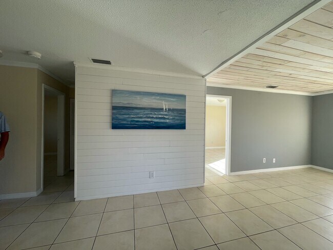 Building Photo - 415 N Halifax Ave