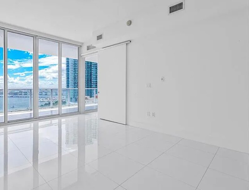 Building Photo - 2020 N Bayshore Dr