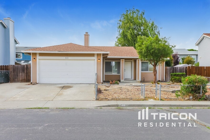 Primary Photo - 810 Yosemite Way