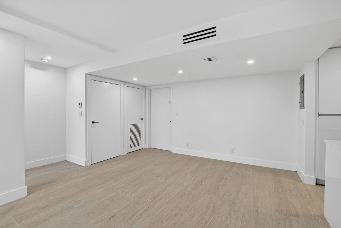 Building Photo - 7835 Lakeside Blvd