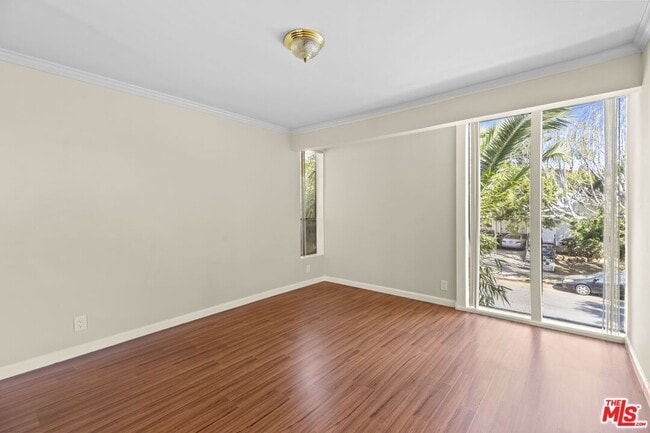 Building Photo - 1233 Barry Ave