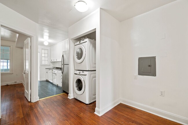 Building Photo - Charming 2 Bedroom Apartment in Beautiful ...