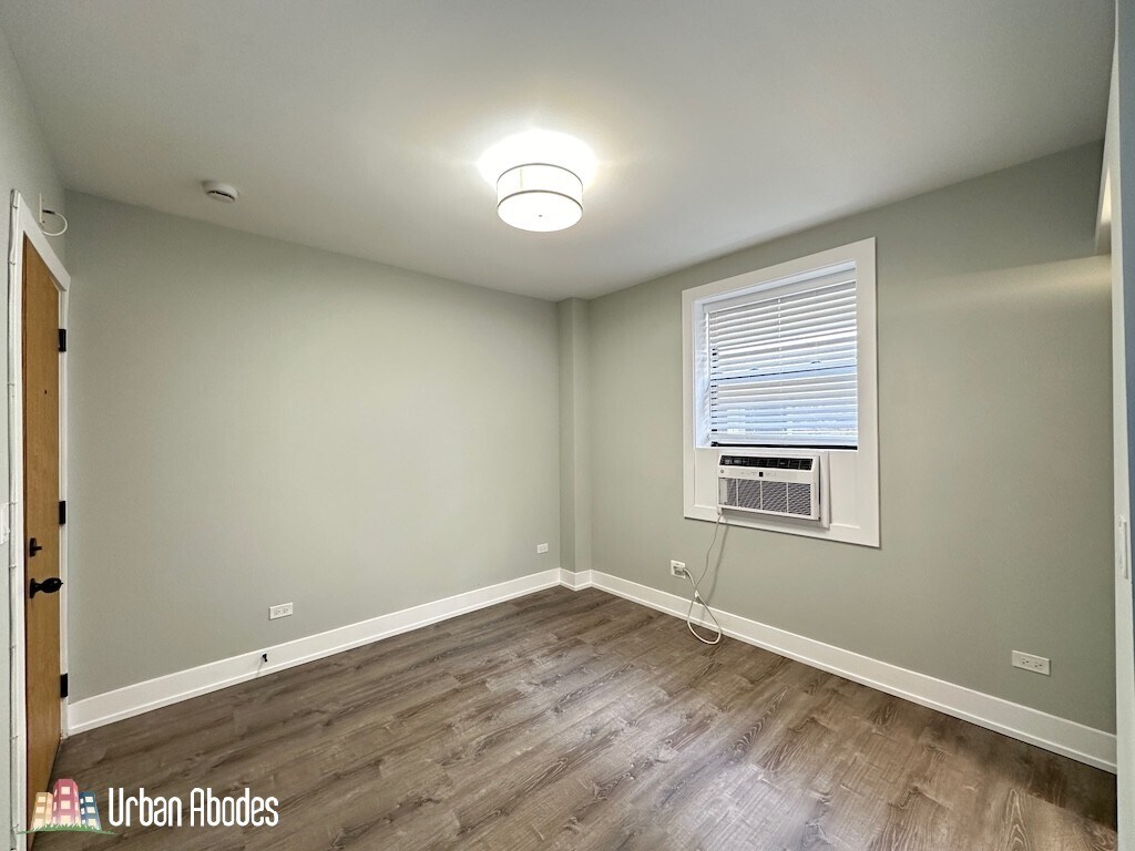 Building Photo - 515 W Belmont Ave