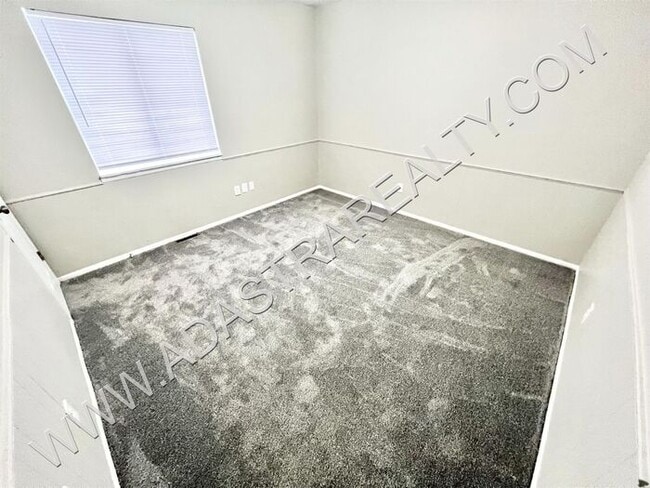 Building Photo - Beautiful 4 Bed Duplex in Independence-Ava...