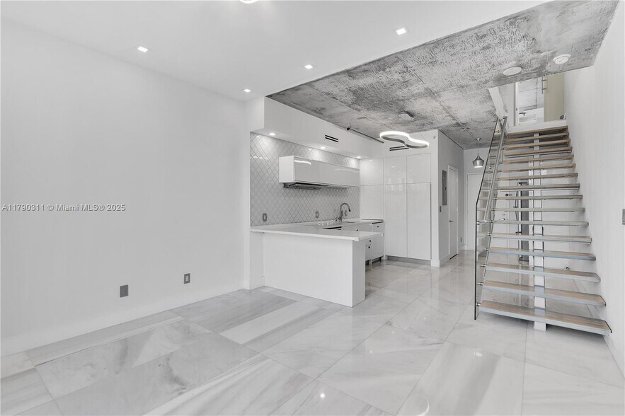 Building Photo - 690 SW 1st Ct